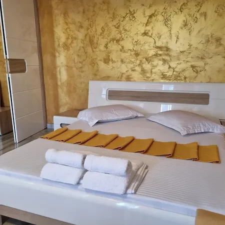 Golden Studio- Panoramic View With Terrace בוקרשט